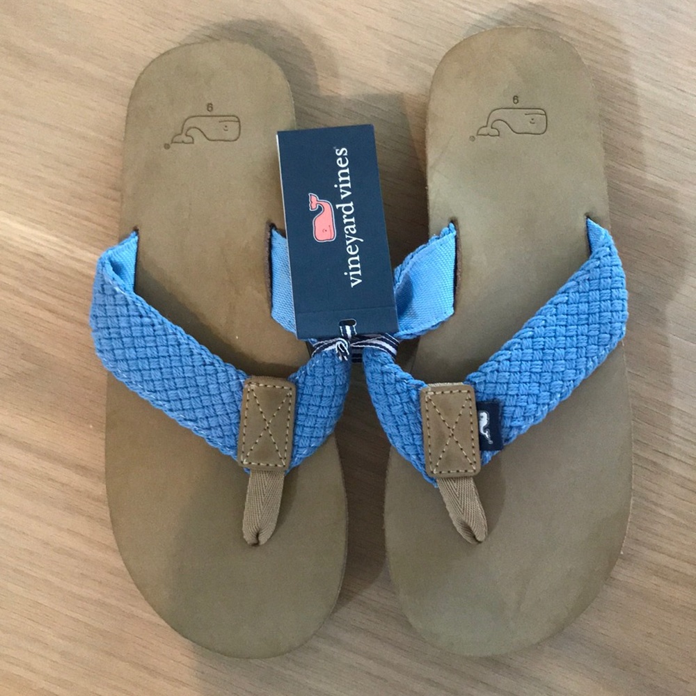 Vineyard vines flip flops